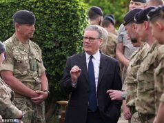 Kemi Badenoch definisce Keir Starmer “tutta bocca e niente pantaloni” in difesa mentre si lancia nel Golfo nonostante non sia riuscito a produrre un piano vitale per l’esercito britannico