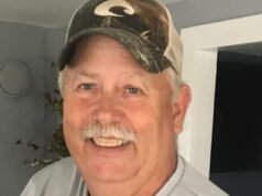 Una donna si tuffa nell’oceano per salvare un uomo che sta annegando, solo per scoprire in seguito che è ricercato per duplice omicidio