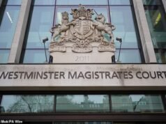 Un uomo britannico, 43 anni, appare in tribunale accusato di aver diretto le attività del gruppo terroristico Al-Shabaab con sede in Somalia