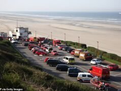 Quattro migranti muoiono nel tentativo di attraversare la Manica, mentre la Francia rifiuta l’offerta della Gran Bretagna di intercettare e restituire piccole imbarcazioni