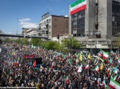 L’Iran organizza un’enorme parata della vittoria con migliaia di persone che si riversano nelle strade di Teheran mentre il cessate il fuoco va a pezzi