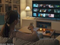 Rivelato: i peccati più grandi della nazione nel guardare la TV, dalle scarpe sul divano al telefono ad alto volume