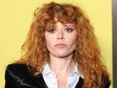 Natasha Lyonne ha la faccia di pietra quando viene vista per la prima volta da quando è stata “rimossa dall’aereo”