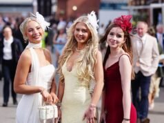Alzare la posta in gioco in termini di stile! Gli affascinanti appassionati di corse di Aintree indossano abiti scollati e orli audaci mentre danno il massimo per il Ladies Day