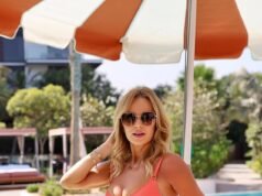 Amanda Holden, 55 anni, mostra la sua incredibile figura in uno succinto bikini color corallo mentre si rilassa in piscina durante la sua soleggiata vacanza in famiglia