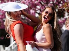Gli spettatori delle corse mostrano un po’ di grande stile mentre si vestono prima della Nazionale di Aintree nel più grande evento di corse di cavalli dell’anno