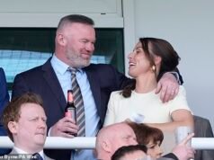 Wayne Rooney incontra la moglie Coleen al Grand National mentre si uniscono a migliaia di spettatori per guardare I Am Maximus fare la storia ad Aintree
