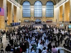 Caos al Grand Central Terminal di New York mentre un uomo armato di machete viene colpito dalla polizia dopo aver accoltellato due persone