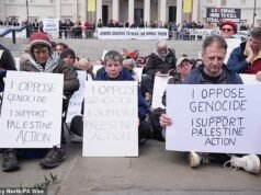 La polizia arresta più di 200 sostenitori dell’Azione Palestinese – incluso un 82enne – mentre migliaia si riuniscono a Londra per mostrare il loro sostegno al gruppo bandito