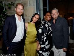 Meghan tiene per mano la moglie del boss di Netflix, Ted Sarandos, mentre i Sussex si mescolano alla festa costellata di stelle a Montecito