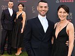 Emma Willis stupisce con un abito nero scollato mentre si avvicina all’amato marito Matt agli Olivier Awards costellati di stelle