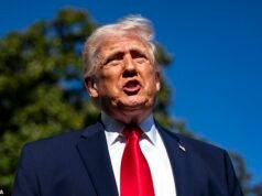 Trump critica Papa Leone “DEBOLE sul fronte della criminalità” per aver trascorso del tempo con i democratici, afferma che il pontefice nato negli Stati Uniti “non sarebbe in Vaticano” senza di lui