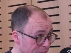 Joe Tracini trattiene le lacrime mentre descrive nel dettaglio gli abusi sessuali subiti da bambino e afferma di aver “soppresso” il calvario fino a quando non ha raggiunto i 20 anni