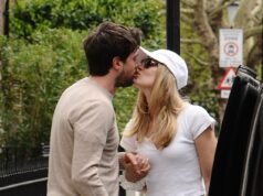 La futura sposa Roxy Horner bacia Jack Whitehall mentre si salutano definitivamente mentre il suo vestito viene portato su un taxi prima del loro matrimonio costellato di stelle questo fine settimana