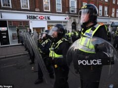 Centinaia di manifestanti a Epsom chiedono la descrizione degli uomini “che hanno violentato in gruppo una donna fuori dalla chiesa” mentre si trovano faccia a faccia con la polizia antisommossa per strada