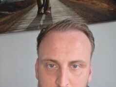 Il presentatore Lewis Nicholls rivela coraggiosamente di essere stato aggredito sessualmente da due uomini sulla cinquantina 12 anni fa: “Mi sono sentito debole e vergognoso… ma ora non lascerò che questo definisca la mia vita”