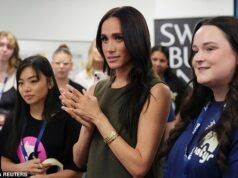 Meghan racconta ai fan di essere stata vittima di bullismo online “ogni giorno per 10 anni” ed è diventata “la persona più trollata al mondo” mentre il principe Harry si gode un imbarazzante momento di selfie con il giornalista televisivo australiano