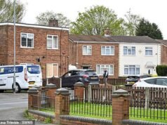 Donna sulla settantina muore dopo essere stata aggredita da due cani in casa mentre la polizia arresta un uomo di 37 anni