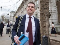 Il Primo Ministro trova un capro espiatorio per salvarsi la pelle: Rattled Starmer lancia il mandarino sotto l’autobus per lo scandalo del controllo di Mandelson