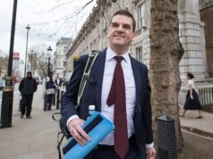 L’ultimo “capro” di Keir reagisce: gli alleati del capo del Foreign Office avvertono che non c’erano “alcuna base” per licenziarlo a causa del controllo di Mandelson… tra i timori che ora sia in fila per un guadagno eccezionale