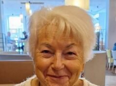 Una donna francese si è trasferita negli Stati Uniti all’età di 85 anni per sposare il fidanzato dell’esercito, solo per finire strappata dal suo letto in camicia da notte e gettata sotto la custodia dell’ICE grazie al suo intrigante figliastro