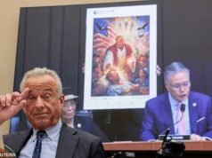 Momento in cui RFK Jr si è confrontato con il meme virale di Trump su Gesù mentre veniva interrogato sulla sua “forma fisica mentale”