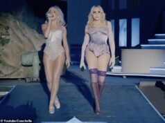 Madonna, 67 anni, dirotta il set da headliner del Coachella di Sabrina Carpenter in vivace lingerie viola mentre il duo esegue i suoi successi più iconici davanti al pubblico della Gen Z