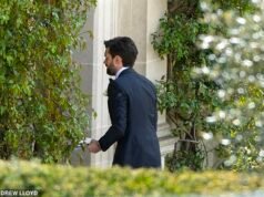 Jack Whitehall è oggetto di molestie a luci rosse da parte dei suoi sfacciati amici al matrimonio stellato da 250.000 sterline del Cotswolds con Roxy Horner