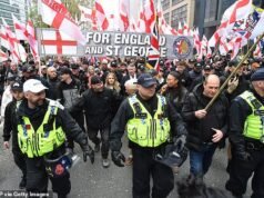 La polizia effettua i primi arresti dell’estrema destra britannica I primi seguaci e i contro-manifestanti si affrontano nella manifestazione nel centro di Manchester