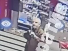 Un uomo armato nato a Mosca uccide sei ostaggi e ne ferisce 15 in un attacco con armi automatiche a Kiev prima che le forze speciali salvino quattro ostaggi e gli sparino a morte