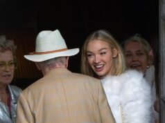 La novella sposa Roxy Horner è splendida vestita di bianco mentre saluta i genitori di Jack Whitehall il giorno dopo il matrimonio selvaggio della coppia a tema “fizz and frolics”