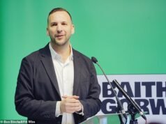 Gli esponenti della destra dovrebbero essere evitati dalla società, afferma il leader del Partito Verde Zack Polanski