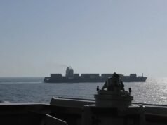 Le truppe di Trump fanno un buco nella nave mercantile iraniana mentre il filmato mostra il momento in cui la nave ignora con aria di sfida il blocco