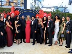 Eddie Murphy, 65 anni, posa con la maggior parte dei suoi 10 FIGLI insieme alla moglie Paige Butcher, 46 anni, prima del tributo