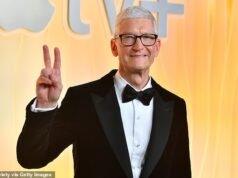 Il CEO di Apple Tim Cook si dimette improvvisamente e nomina il successore