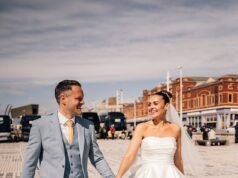 La star di Emmerdale Kelsey-Beth Crossley sposa il fidanzato Matt con un miniabito bianco prima di festeggiare nella sala giochi durante il loro matrimonio a Blackpool