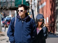 Harry Styles e la fidanzata Zoe Kravitz “non stanno insieme durante la sua visita nel Regno Unito” – nonostante la coppia sia uscita vicino alla sua casa di Londra per un appuntamento