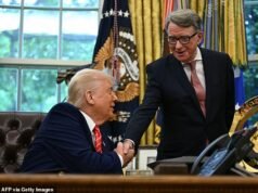 Donald Trump prende di mira Keir Starmer rispetto a Peter Mandelson affermando che il grande laburista è stato “una pessima scelta” per l’ambasciatore americano