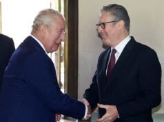 Il primo ministro in difficoltà va a trovare il re (ma non proprio così… per ora): Starmer sfoggia un sorriso forzato mentre incontra i reali al British Museum mentre si riprende dallo scandalo Mandelson