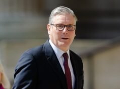 Il sostegno di Starmer inizia a incrinarsi: un funzionario pubblico licenziato affonda il coltello nel primo ministro vacillante mentre i parlamentari laburisti chiedono al governo di agire – con Miliband e Cooper i primi a mostrare dissenso