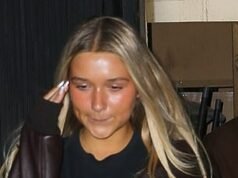 Harper diventa elegante! La quattordicenne Beckham rispecchia il nuovo lavoro di tintura “bronde” di sua madre mentre si unisce alla sua famosa famiglia per una cena in un esclusivo ristorante di New York, ma questa volta lascia le sue borse firmate a casa