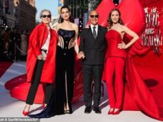 Il Diavolo Veste Prada sbarca a Londra! Anne Hathaway appare elegante in un attillato abito di velluto mentre si unisce alle eleganti co-protagoniste Emily Blunt, Meryl Streep e Stanley Tucci alla premiere