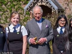 Re Carlo riceve il distintivo Blu Peter Green per il suo “straordinario” lavoro ambientale