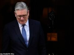 Il sostegno al Primo Ministro svanisce: il primo deputato laburista chiede a Starmer di dimettersi mentre viene sfidato dai suoi stessi colleghi di gabinetto – e McSweeney viene trascinato alla Camera dei Comuni per una grigliata