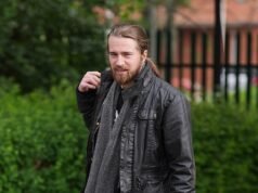 L’attivista di Palestine Action dice alla corte che “sembrava ragionevole” colpire un agente di polizia con una mazza durante il raid contro un’azienda di difesa collegata a Israele