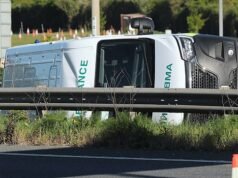 Quattro persone sono state portate in ospedale dopo che l’ambulanza si è ribaltata su un fianco nello scontro con un’auto e un camion