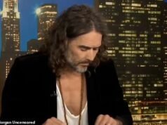 Momento in cui Russell Brand non riesce a trovare il passaggio della Bibbia che ha letto in tribunale in un straziante clip di 90 secondi – dopo aver ammesso di temere di andare in prigione