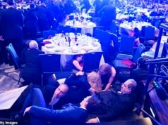 Abbiamo sentito pop, pop, pop, abbiamo guardato la porta… e abbiamo aspettato sotto i tavoli che il pazzo scaricasse: All’interno della sparatoria alla cena dei corrispondenti della Casa Bianca