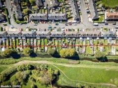 I proprietari di case devono affrontare fatture da 14.000 sterline mentre il comune li accusa di “violazione illegale” nei loro giardini