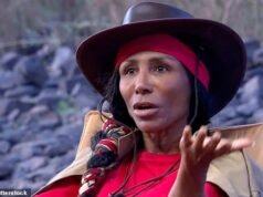 Sinitta è al fianco di Jimmy Bullard e David Haye mentre condivide la dichiarazione dopo che la lite sul “bullismo” di Adam Thomas ha lasciato la finale dal vivo di I’m A Celeb nel caos